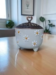 Ayşen Çayır Papatya Desenli Metal Kapaklı Seramik Şekerlik