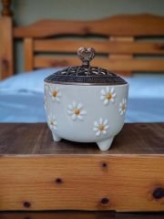 Ayşen Çayır Papatya Desenli Metal Kapaklı Seramik Şekerlik