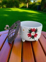 Ayşen Kırmızı Çiğdem Çiçeği Desenli Metal Kapaklı Seramik Şekerlik