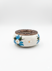 Mavi Çiğdem Çiçeği Desenli Metal Kapaklı El İşi Seramik Küllük | Rüzgar Küllüğü | Dış Mekan Küllüğü