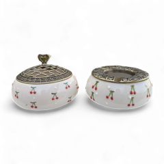 Baby Kiraz Desenli Metal Kapaklı Poyraz Seramik Şekerlik ve Küllük Seti