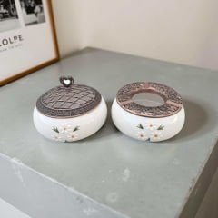 Papatya Buketi Desenli Metal Kapaklı Poyraz Seramik Şekerlik ve Küllük Seti