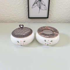 Papatya Buketi Desenli Metal Kapaklı Poyraz Seramik Şekerlik ve Küllük Seti