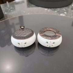 Papatya Buketi Desenli Metal Kapaklı Poyraz Seramik Şekerlik ve Küllük Seti