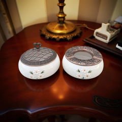 Papatya Buketi Desenli Metal Kapaklı Poyraz Seramik Şekerlik ve Küllük Seti