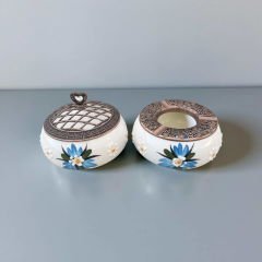 Mavi Çiğdem Çiçeği Desenli Metal Kapaklı Poyraz Seramik Şekerlik ve Küllük Seti