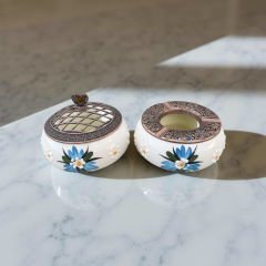 Mavi Çiğdem Çiçeği Desenli Metal Kapaklı Poyraz Seramik Şekerlik ve Küllük Seti