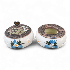 Mavi Çiğdem Çiçeği Desenli Metal Kapaklı Poyraz Seramik Şekerlik ve Küllük Seti