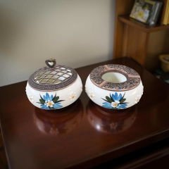 Mavi Çiğdem Çiçeği Desenli Metal Kapaklı Poyraz Seramik Şekerlik ve Küllük Seti