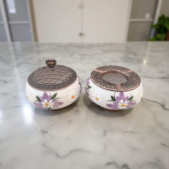 Lila Çiğdem Çiçeği Desenli Metal Kapaklı Poyraz Seramik Şekerlik ve Küllük Seti