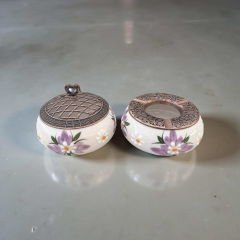 Lila Çiğdem Çiçeği Desenli Metal Kapaklı Poyraz Seramik Şekerlik ve Küllük Seti