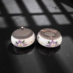 Lila Çiğdem Çiçeği Desenli Metal Kapaklı Poyraz Seramik Şekerlik ve Küllük Seti