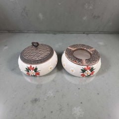 Kırmızı Çiğdem Çiçeği Desenli Metal Kapaklı Poyraz Seramik Şekerlik ve Küllük Seti