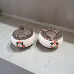 Kırmızı Çiğdem Çiçeği Desenli Metal Kapaklı Poyraz Seramik Şekerlik ve Küllük Seti