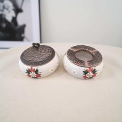 Kırmızı Çiğdem Çiçeği Desenli Metal Kapaklı Poyraz Seramik Şekerlik ve Küllük Seti