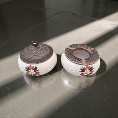 Kırmızı Çiğdem Çiçeği Desenli Metal Kapaklı Poyraz Seramik Şekerlik ve Küllük Seti