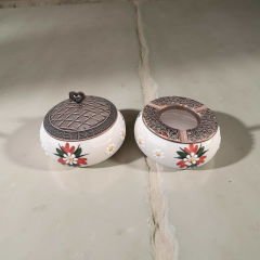 Kırmızı Çiğdem Çiçeği Desenli Metal Kapaklı Poyraz Seramik Şekerlik ve Küllük Seti