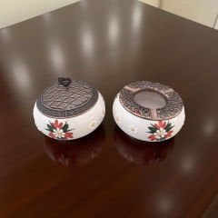 Kırmızı Çiğdem Çiçeği Desenli Metal Kapaklı Poyraz Seramik Şekerlik ve Küllük Seti