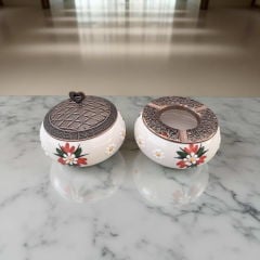 Kırmızı Çiğdem Çiçeği Desenli Metal Kapaklı Poyraz Seramik Şekerlik ve Küllük Seti