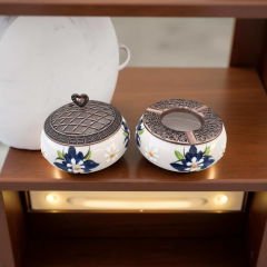Lacivert Çiğdem Çiçeği Desenli Metal Kapaklı Poyraz Seramik Şekerlik ve Küllük Seti