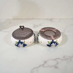 Lacivert Çiğdem Çiçeği Desenli Metal Kapaklı Poyraz Seramik Şekerlik ve Küllük Seti