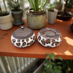 Kahverengi Dalmaçyalı Desenli Metal Kapaklı Poyraz Seramik Şekerlik ve Küllük Seti