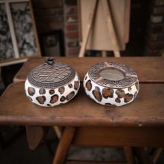 Kahverengi Dalmaçyalı Desenli Metal Kapaklı Poyraz Seramik Şekerlik ve Küllük Seti