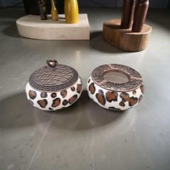 Kahverengi Dalmaçyalı Desenli Metal Kapaklı Poyraz Seramik Şekerlik ve Küllük Seti