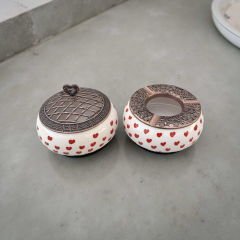 Kırmızı Kalp Desenli Metal Kapaklı Poyraz Seramik Şekerlik ve Küllük Seti