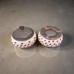 Kırmızı Kalp Desenli Metal Kapaklı Poyraz Seramik Şekerlik ve Küllük Seti