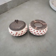 Kırmızı Kalp Desenli Metal Kapaklı Poyraz Seramik Şekerlik ve Küllük Seti