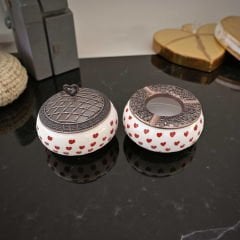 Kırmızı Kalp Desenli Metal Kapaklı Poyraz Seramik Şekerlik ve Küllük Seti