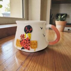 Bankta Oturan Kız Kabartma Kupa, Hediyelik Seramik Kupa, Sevgililer Günü Temalı Kupa