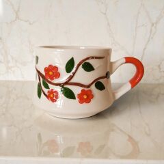 Beni Unutma Çiçeği Kırmızı, İki Boyutlu Kabartma Seramik Kupa, El İşi Desenli Kupa