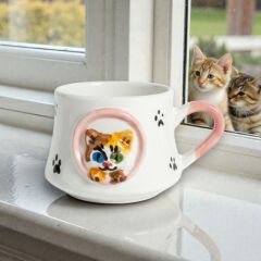 Camdan Bakan Pembeli Kedi Figürlü Kabartma Seramik Kupa