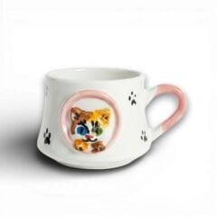 Camdan Bakan Pembeli Kedi Figürlü Kabartma Seramik Kupa