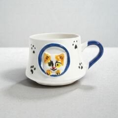 Camdan Bakan Lacivert Kedi Figürlü Kabartma Seramik Kupa