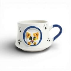 Camdan Bakan Lacivert Kedi Figürlü Kabartma Seramik Kupa