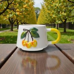 Büyük Sarı Kiraz Figürlü Kabartma Seramik Kupa