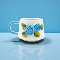 Mavi Renk Gül Figürlü Kabartma Seramik Kupa