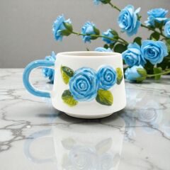 Mavi Renk Gül Figürlü Kabartma Seramik Kupa