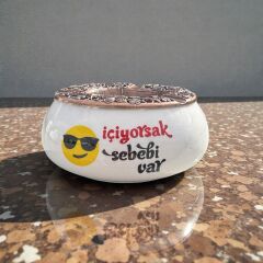 İçiyorsak Sebebi Var Yazılı Metal Kapaklı Seramik Poyraz Küllük | Rüzgar Küllüğü | Dış Mekan Küllüğü