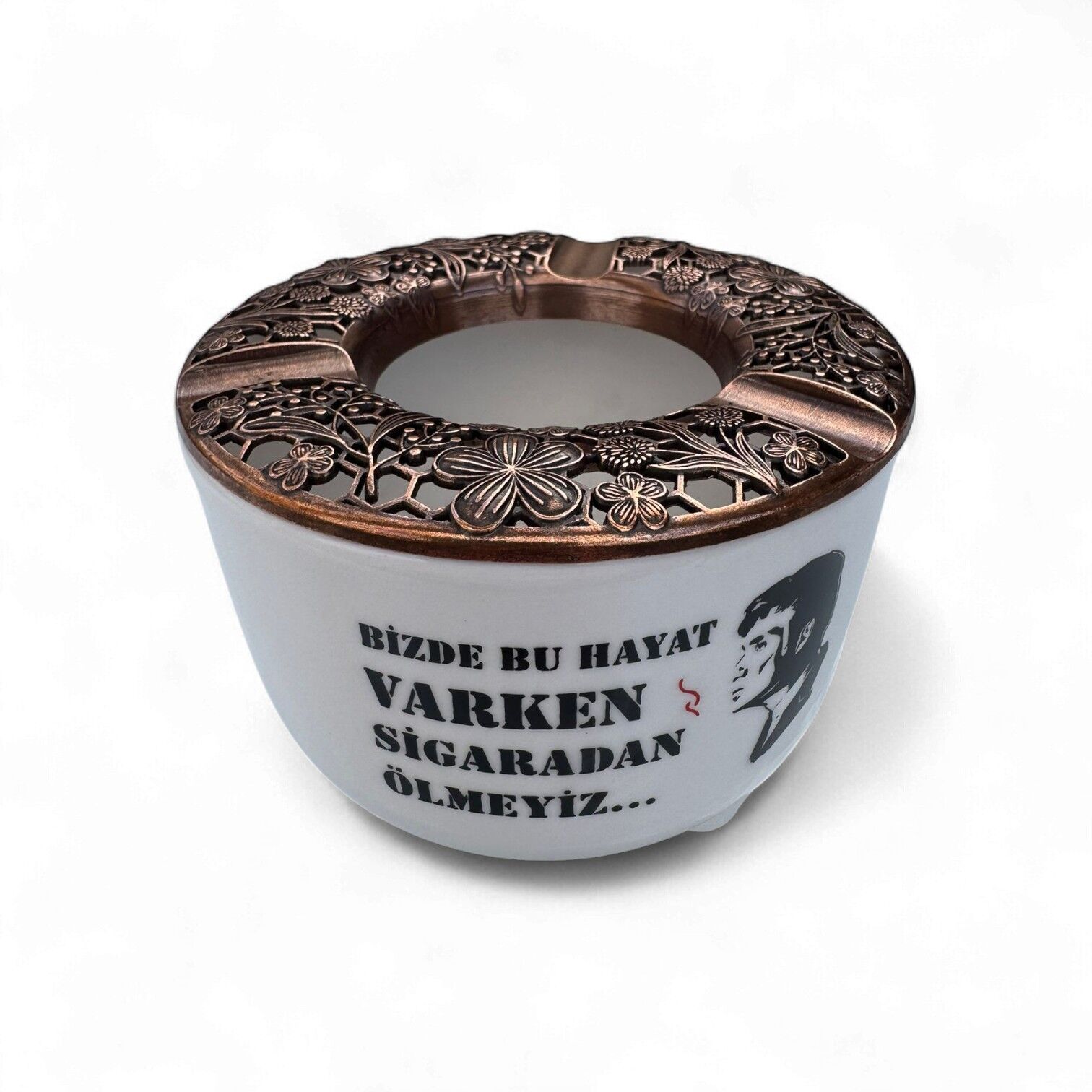 Bizde Bu Hayat Varken Sigaradan Ölmeyiz Yazılı Metal Kapaklı Esprili Seramik Ayşen Küllük