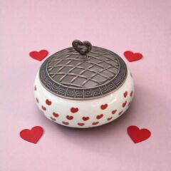 Kırmızı Kalp Desenli Metal Kapaklı Poyraz Şekerlik