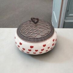 Kırmızı Kalp Desenli Metal Kapaklı Poyraz Şekerlik